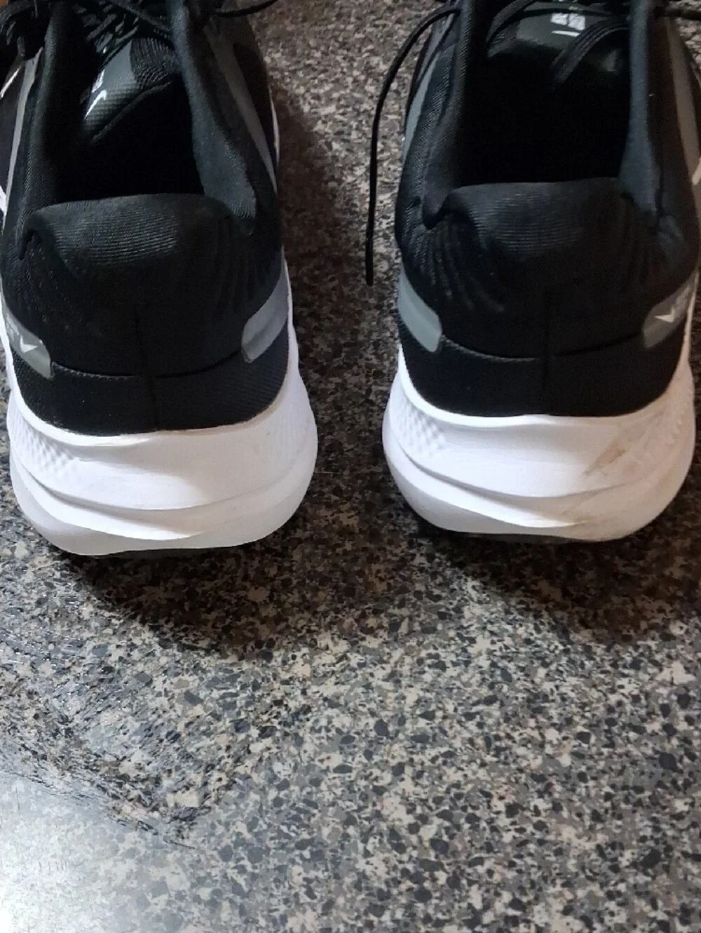 Nike Men's Black and White Athletic Running Sneakers QUEST 05 SIZE 12.5